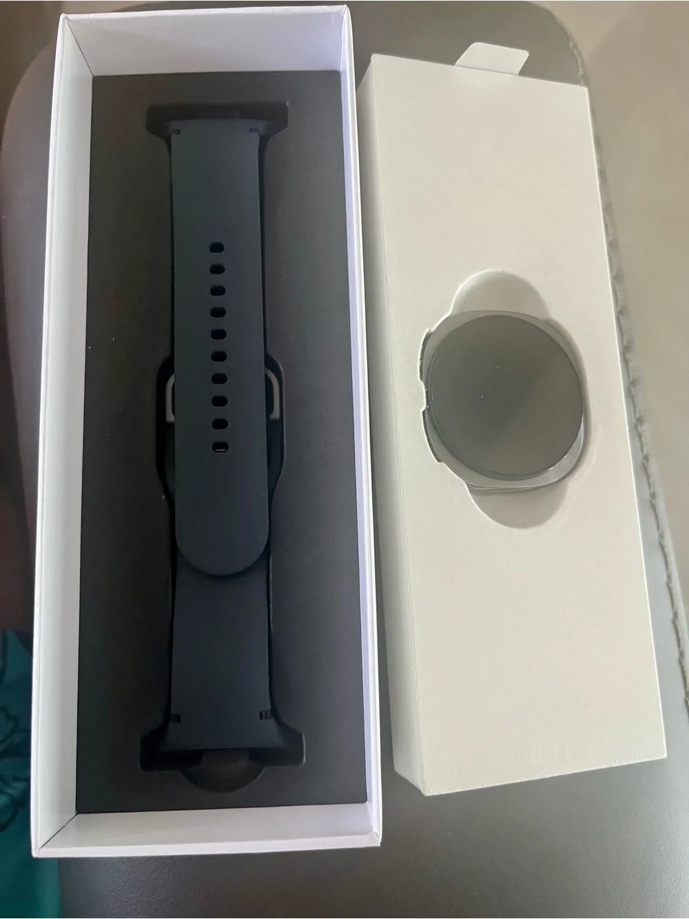 NIB Samsung Dark Gray Round Smartwatch with Silicone Band